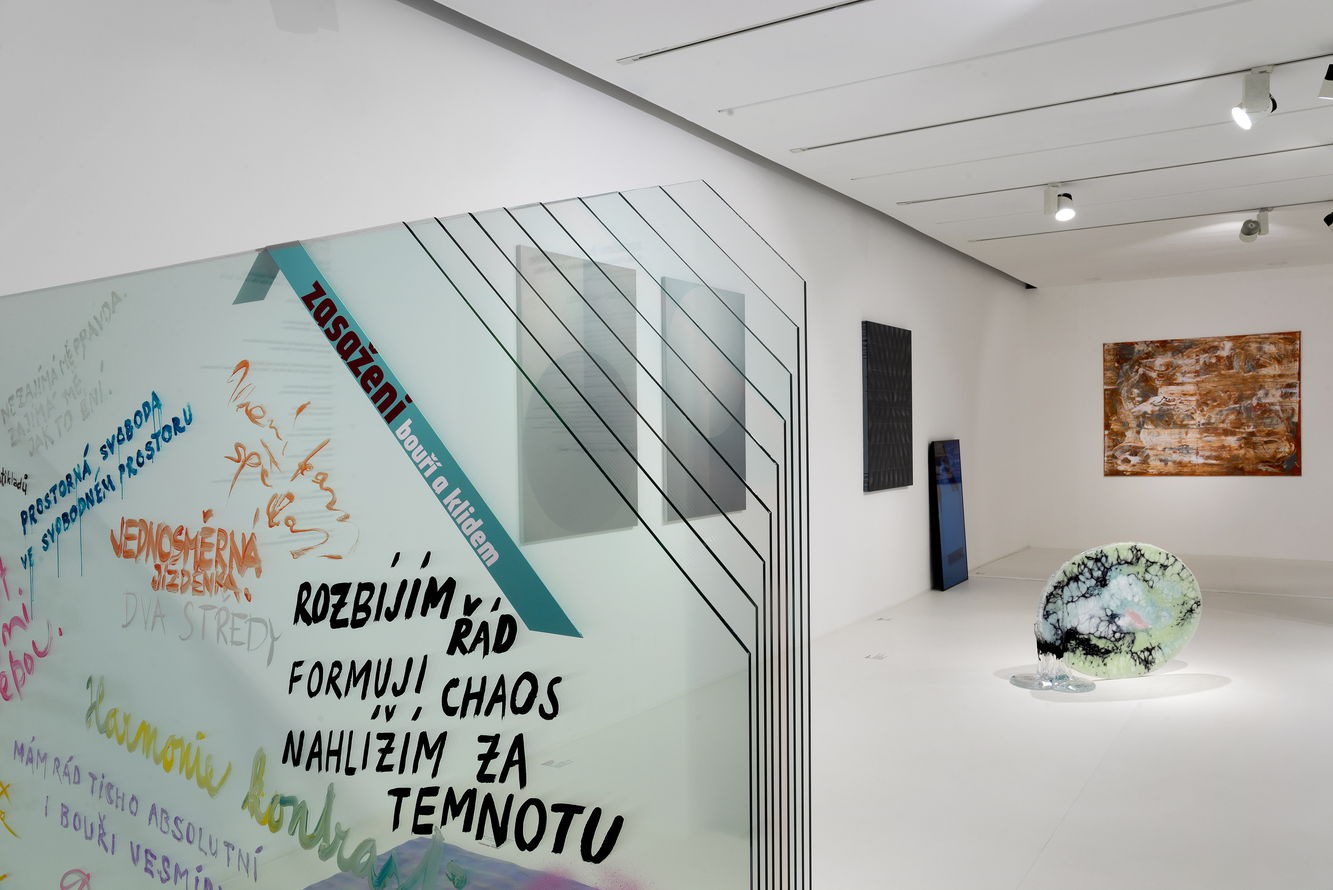 Výstava Zasaženi bouří a klidem - škola Vladímíra Kopeckého 1990 - 2008, Museum skla Portheimka, 2021